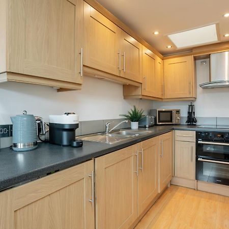 Starhost Residences - Central 3 Bed Apartment At Regents Court, Newbury Newbury  Esterno foto