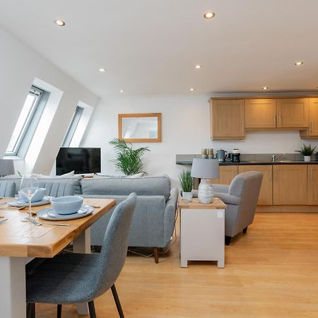 Starhost Residences - Central 3 Bed Apartment At Regents Court, Newbury Newbury  Esterno foto