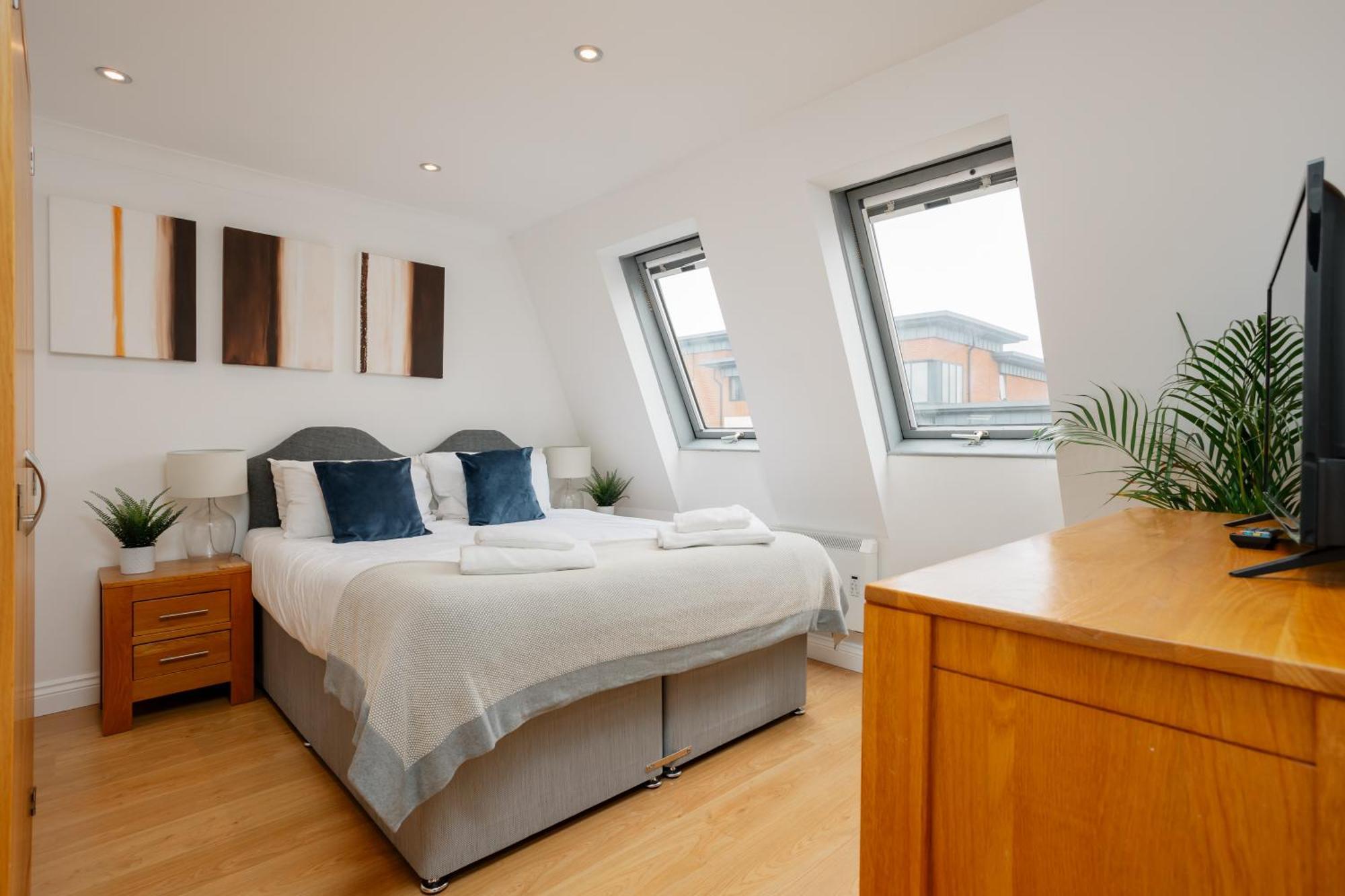 Starhost Residences - Central 3 Bed Apartment At Regents Court, Newbury Newbury  Esterno foto