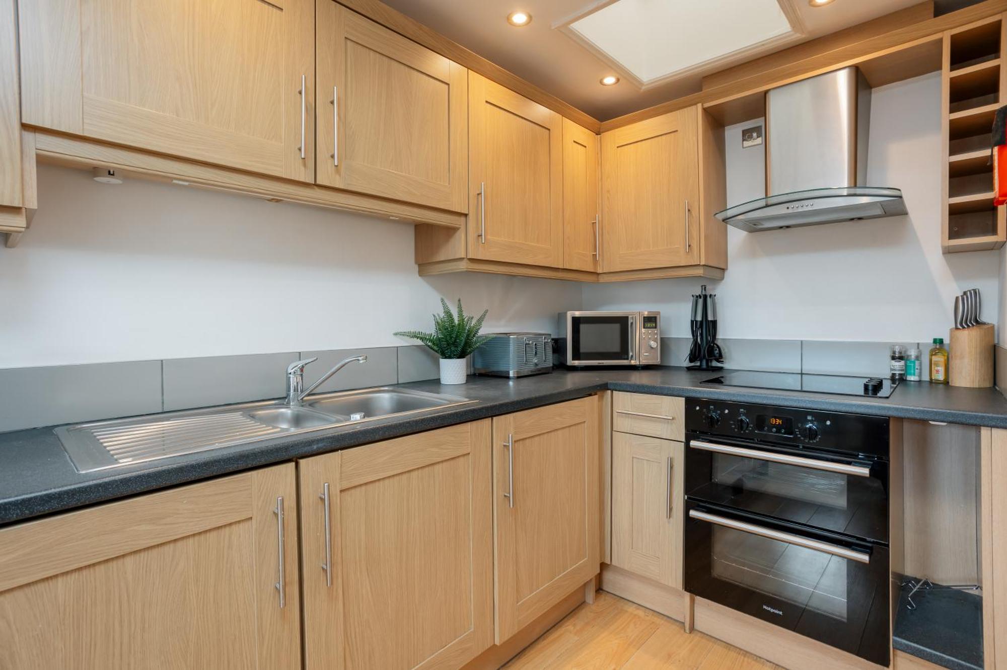Starhost Residences - Central 3 Bed Apartment At Regents Court, Newbury Newbury  Esterno foto