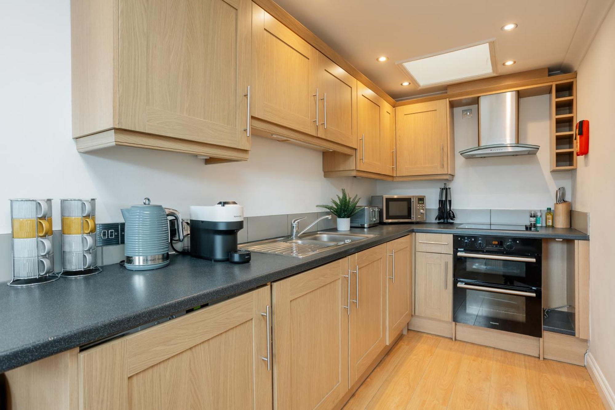 Starhost Residences - Central 3 Bed Apartment At Regents Court, Newbury Newbury  Esterno foto