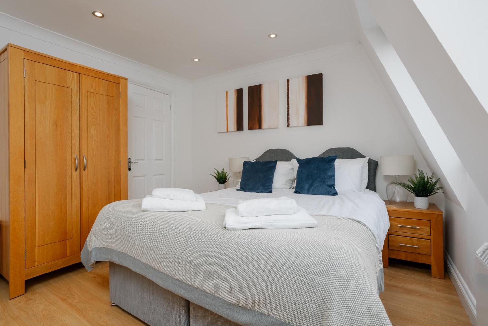 Starhost Residences - Central 3 Bed Apartment At Regents Court, Newbury Newbury  Esterno foto