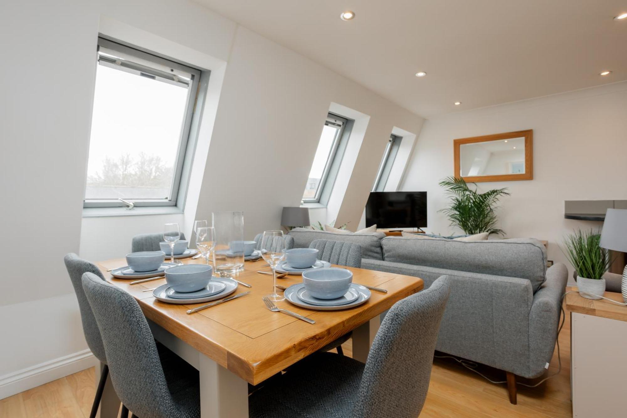 Starhost Residences - Central 3 Bed Apartment At Regents Court, Newbury Newbury  Esterno foto