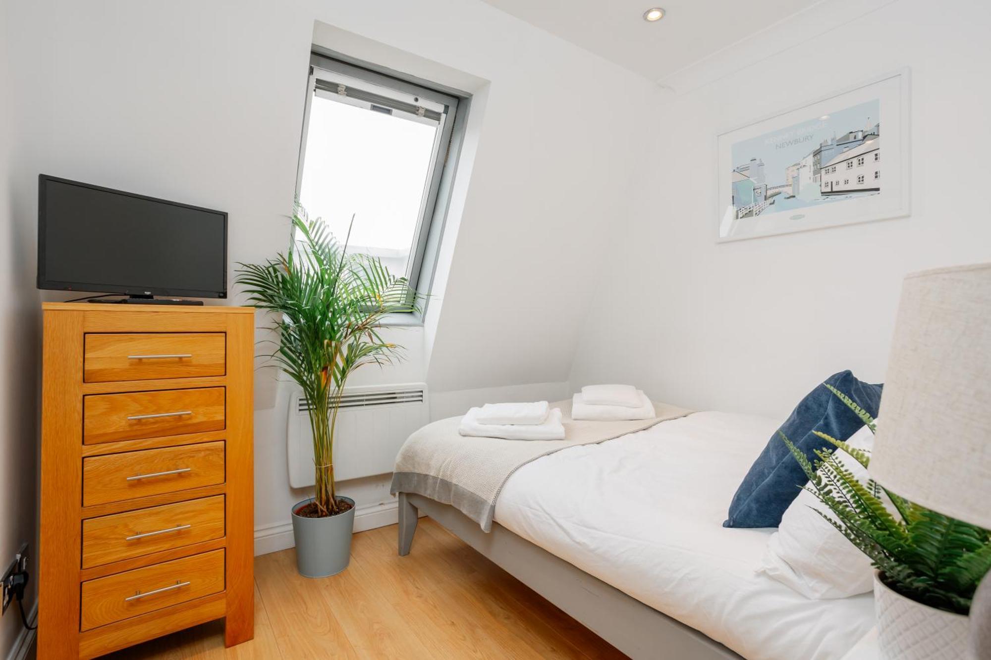 Starhost Residences - Central 3 Bed Apartment At Regents Court, Newbury Newbury  Esterno foto