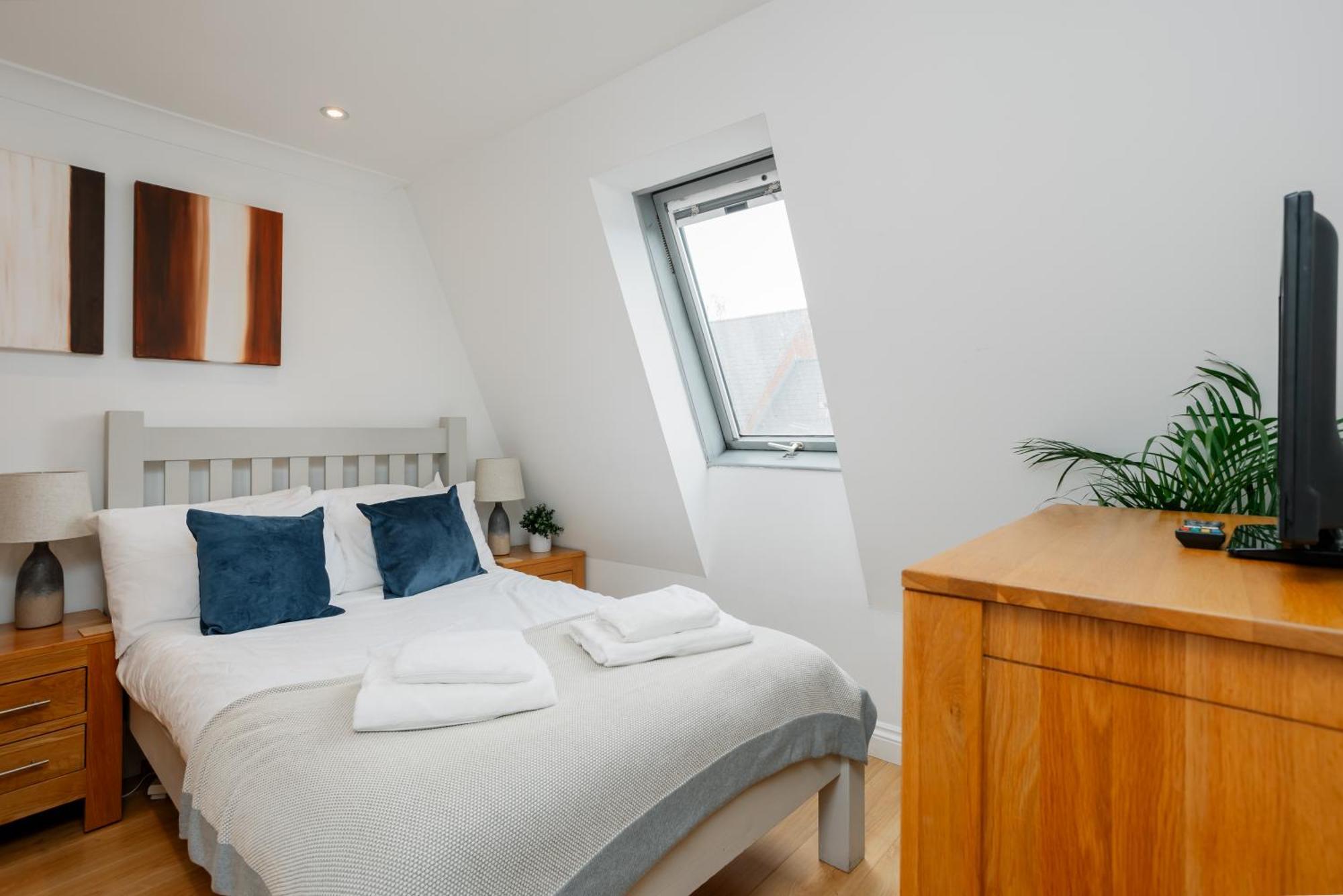 Starhost Residences - Central 3 Bed Apartment At Regents Court, Newbury Newbury  Esterno foto