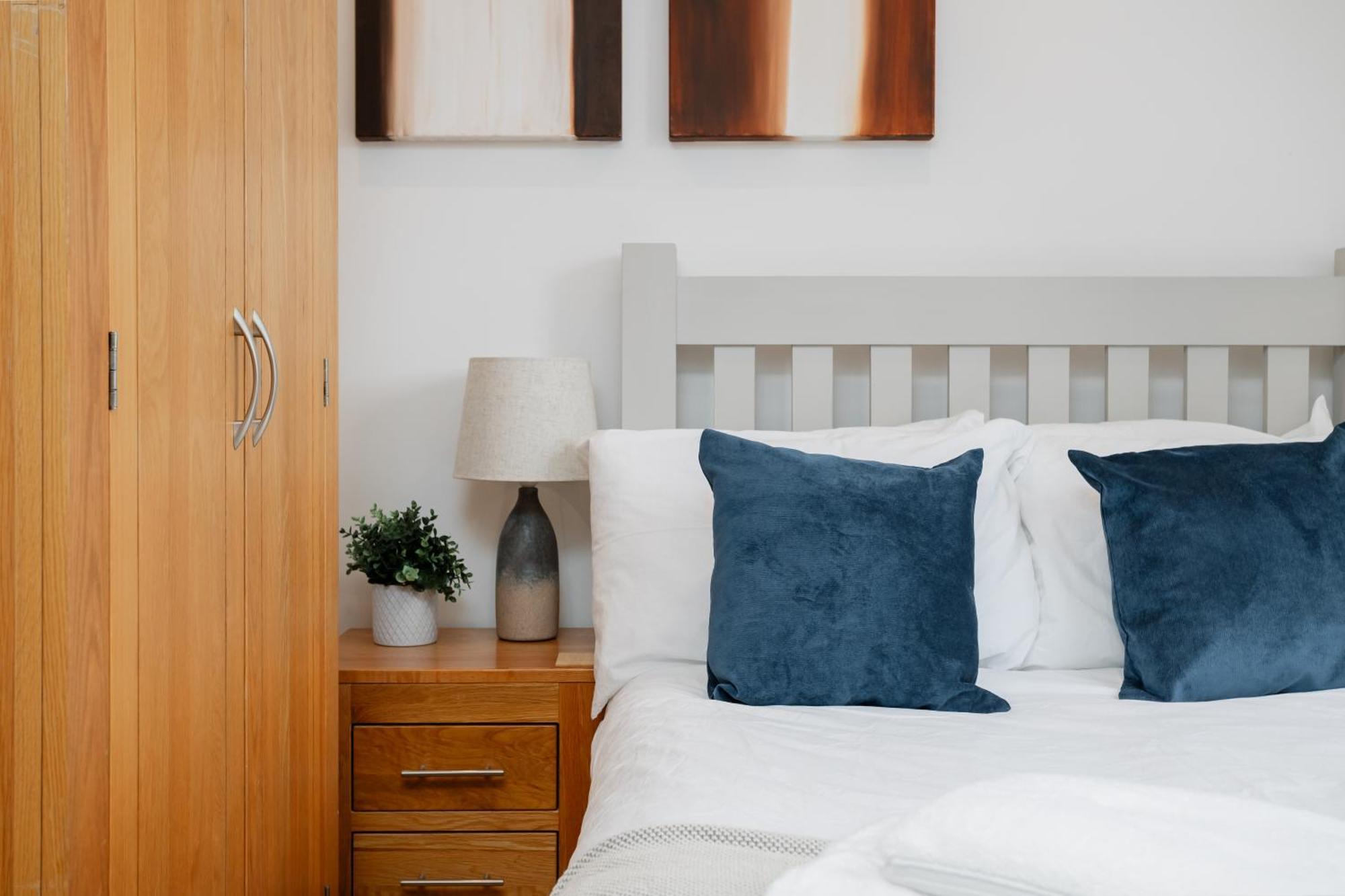 Starhost Residences - Central 3 Bed Apartment At Regents Court, Newbury Newbury  Esterno foto