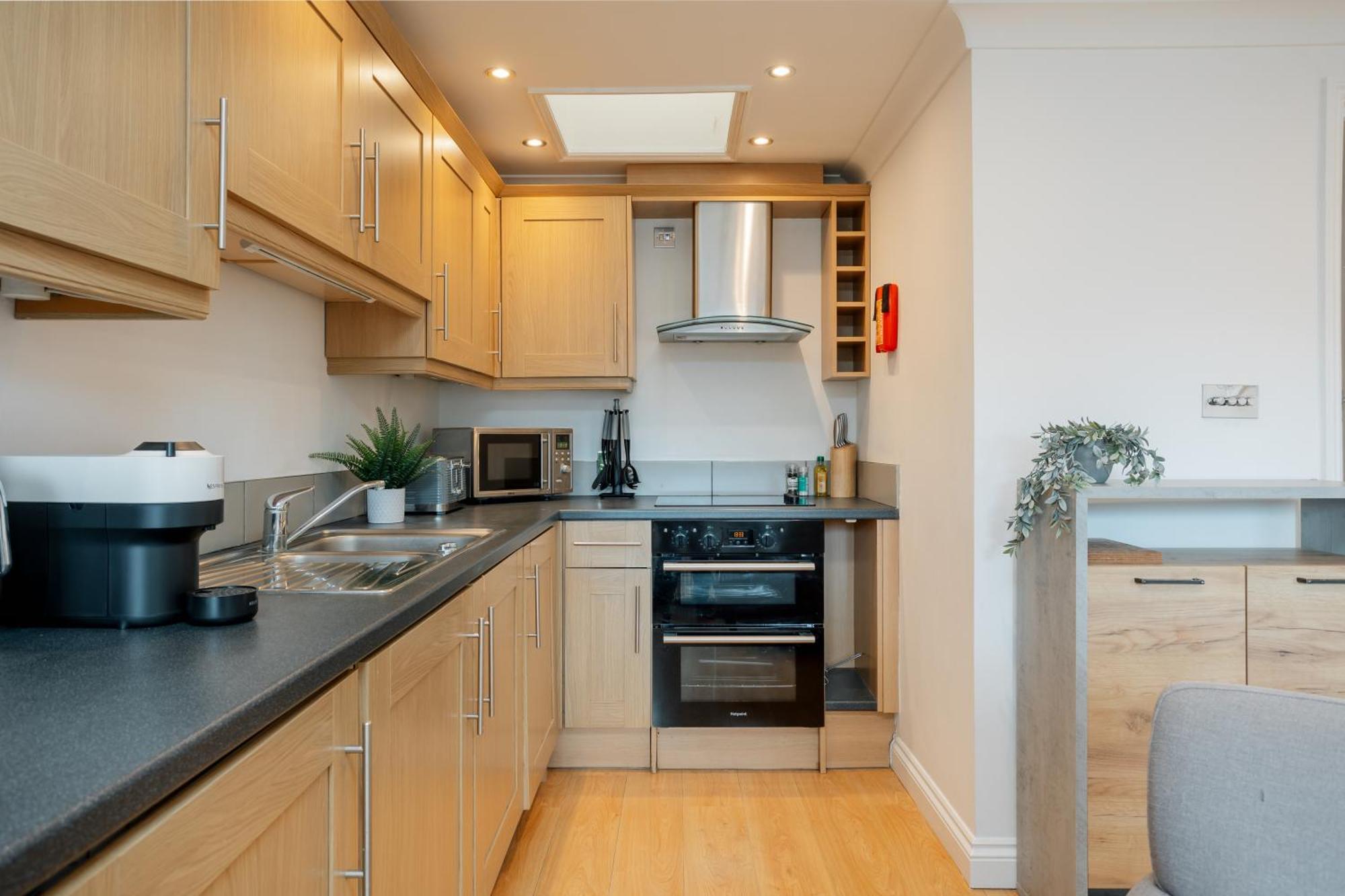 Starhost Residences - Central 3 Bed Apartment At Regents Court, Newbury Newbury  Esterno foto