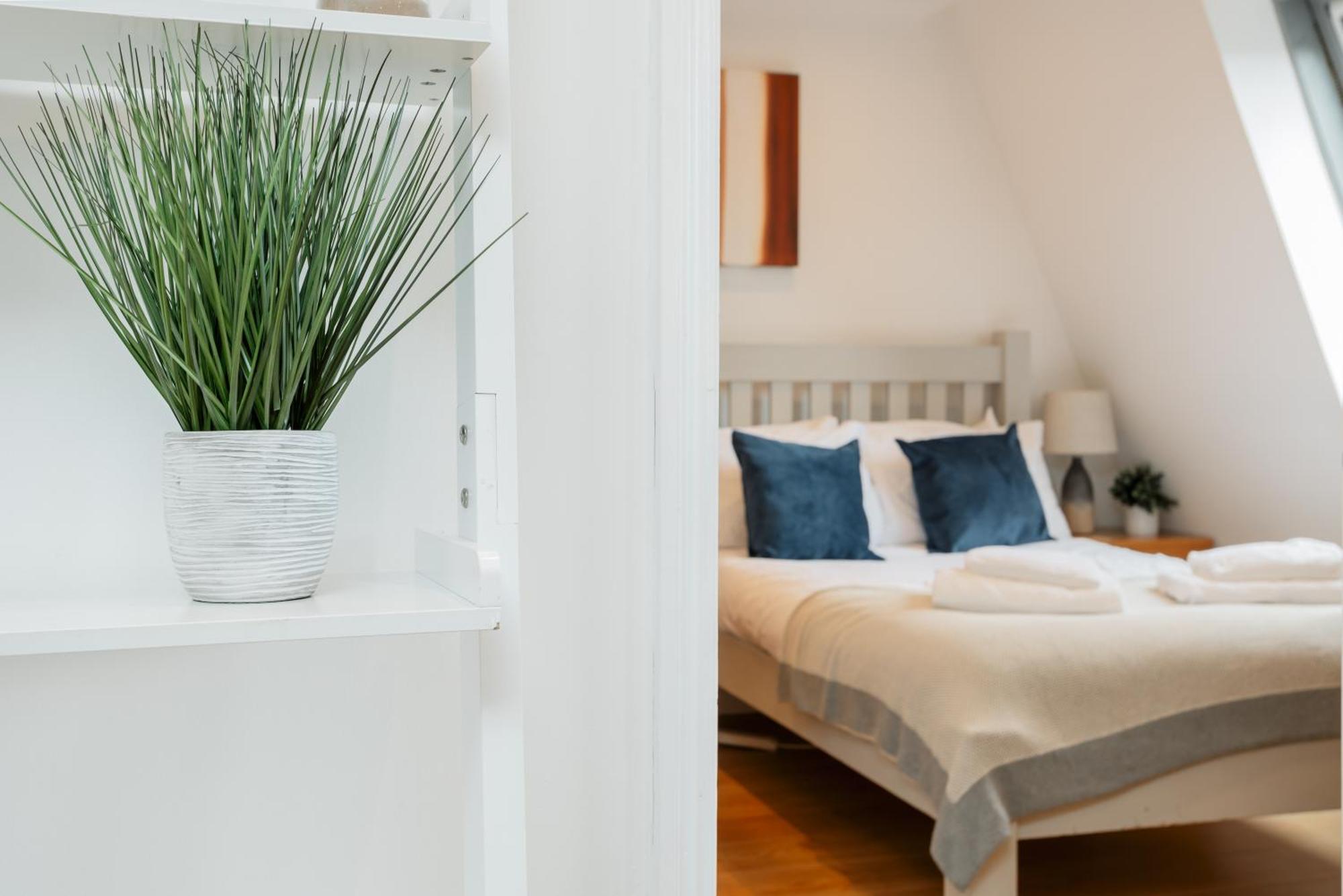 Starhost Residences - Central 3 Bed Apartment At Regents Court, Newbury Newbury  Esterno foto