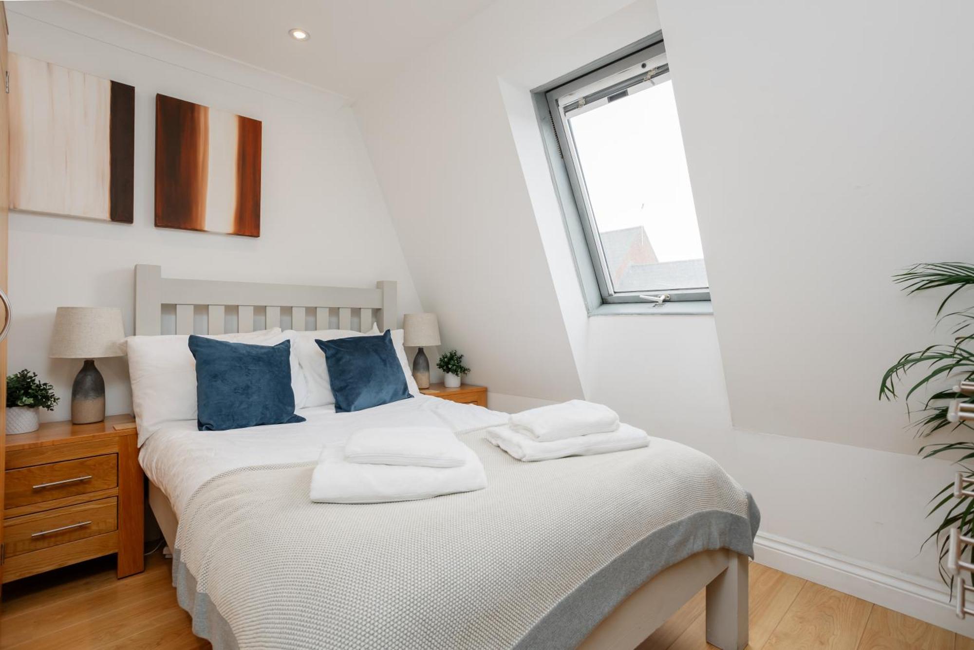 Starhost Residences - Central 3 Bed Apartment At Regents Court, Newbury Newbury  Esterno foto