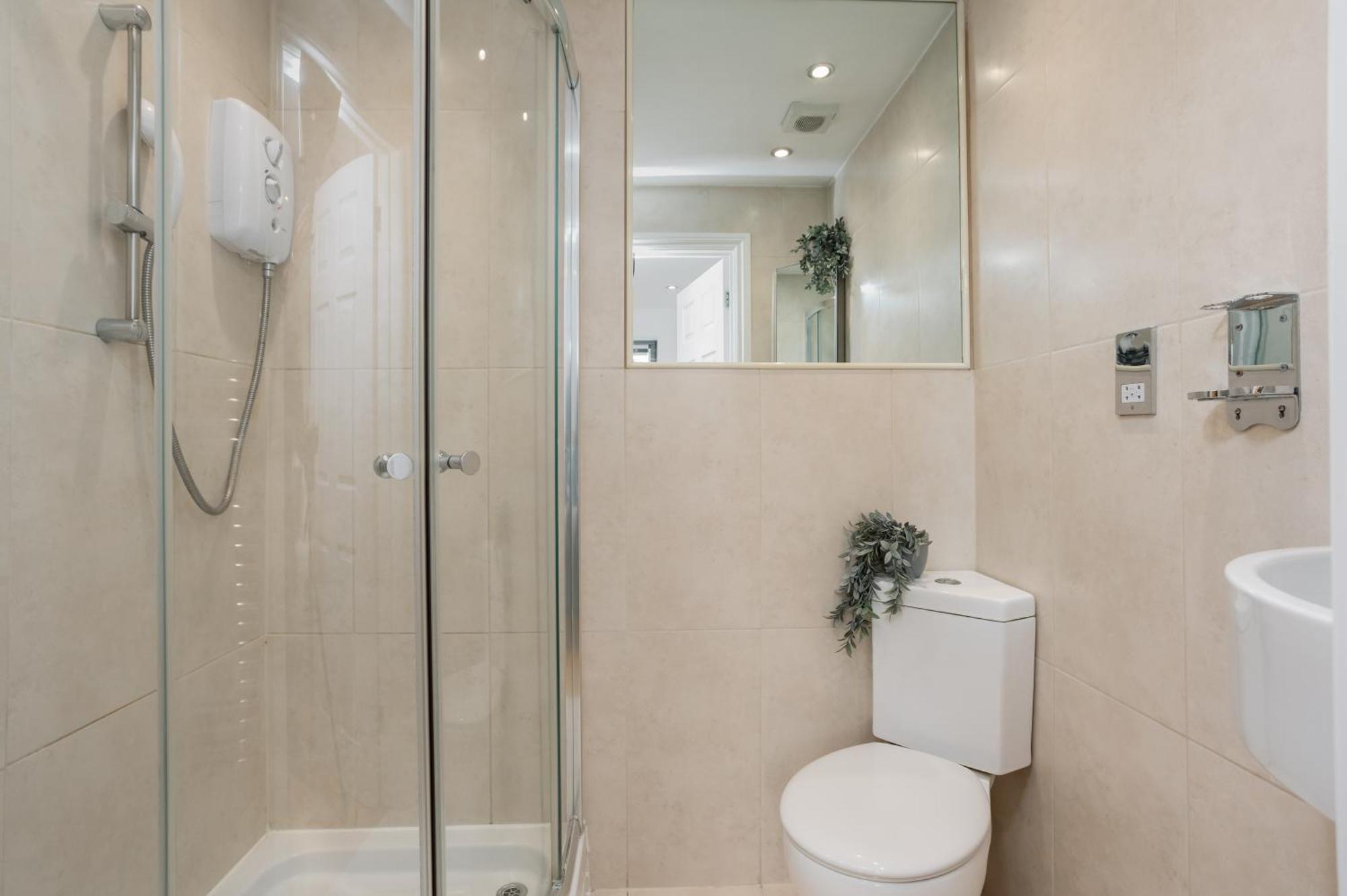 Starhost Residences - Central 3 Bed Apartment At Regents Court, Newbury Newbury  Esterno foto