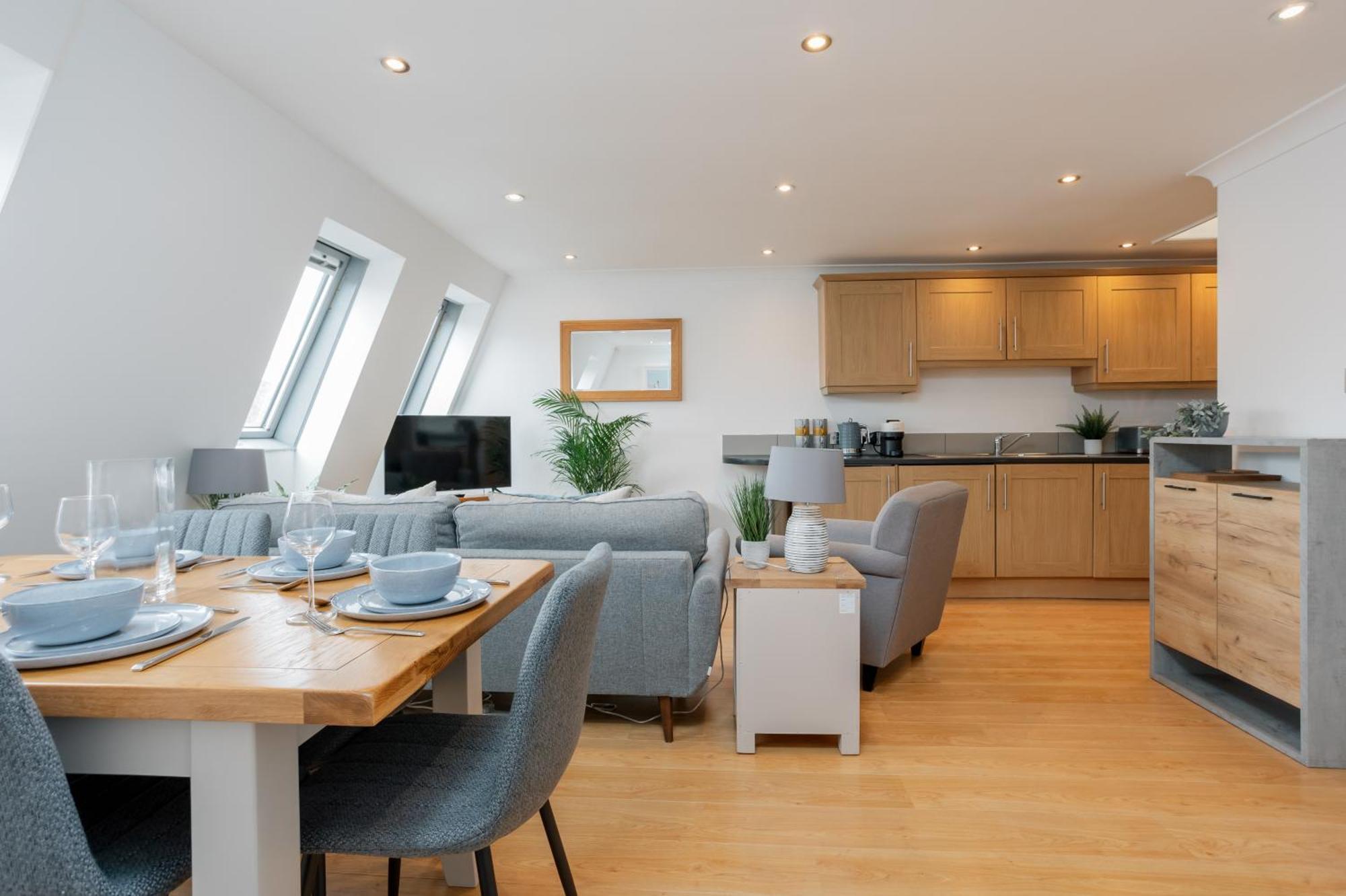 Starhost Residences - Central 3 Bed Apartment At Regents Court, Newbury Newbury  Esterno foto