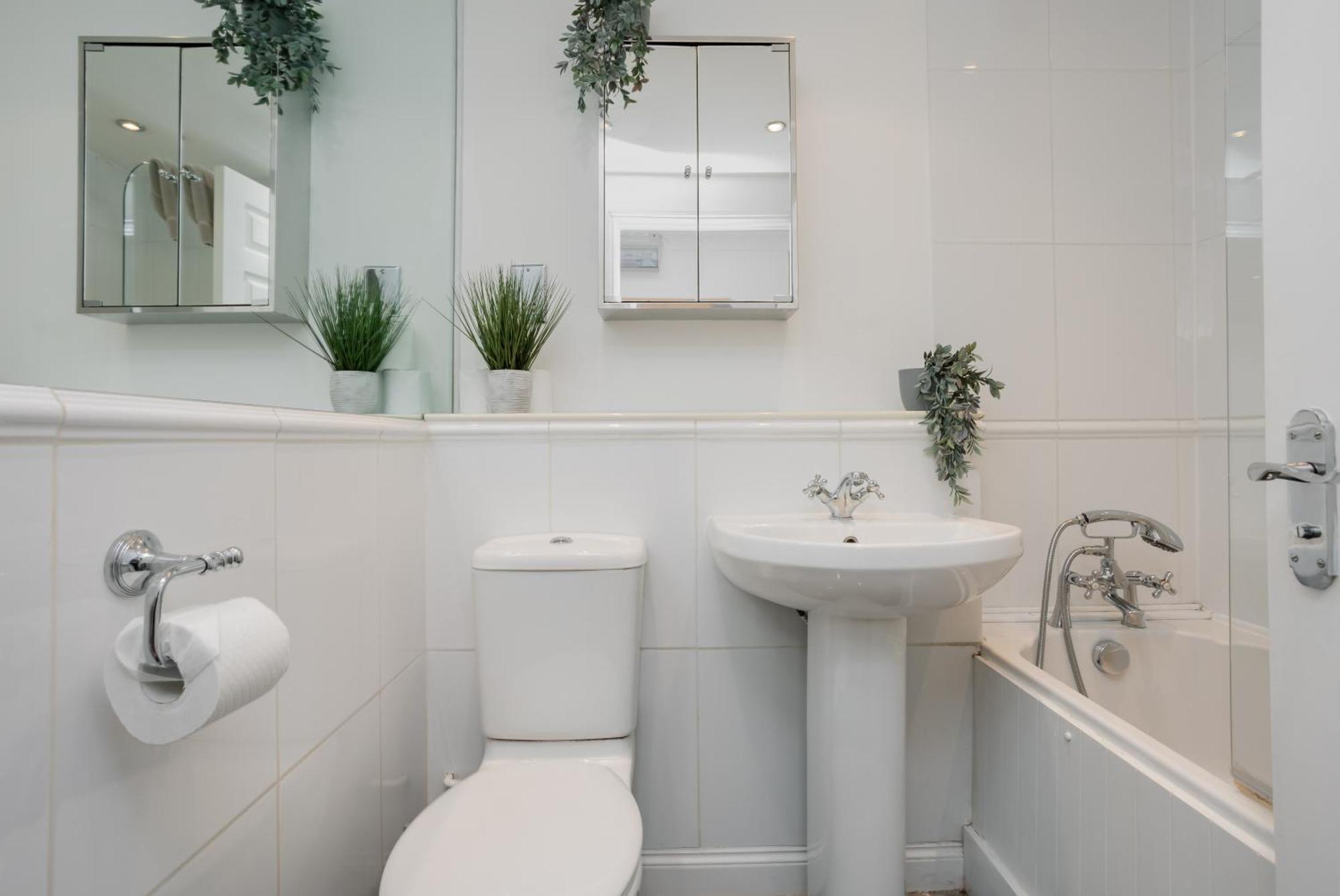 Starhost Residences - Central 3 Bed Apartment At Regents Court, Newbury Newbury  Esterno foto