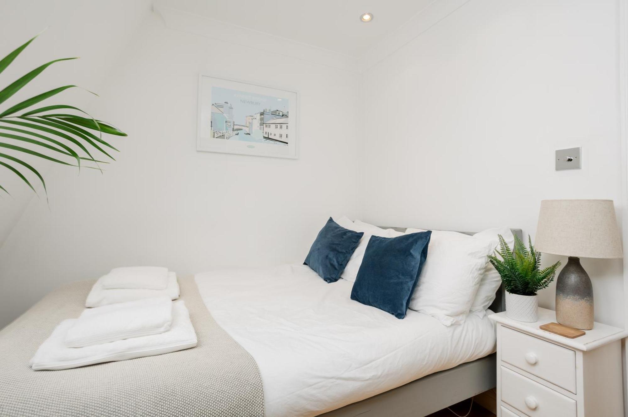 Starhost Residences - Central 3 Bed Apartment At Regents Court, Newbury Newbury  Esterno foto